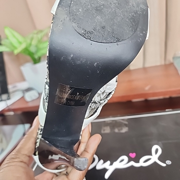 Beautiful Black And White Heels. Size 8 - Picture 4 of 7